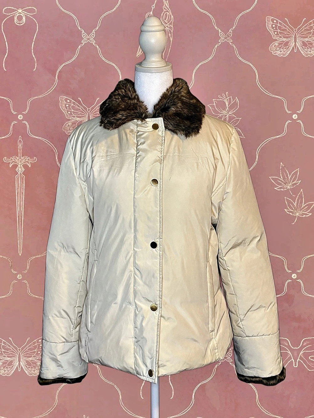 Women's Puffer Jacket in White Like New